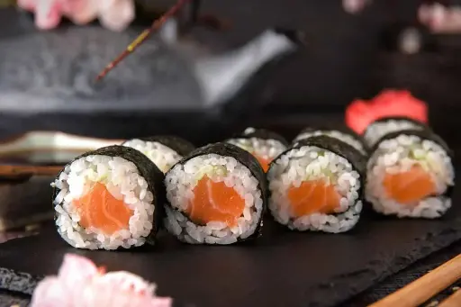 Signature Sushi Set (8 pcs + 1 Roll)